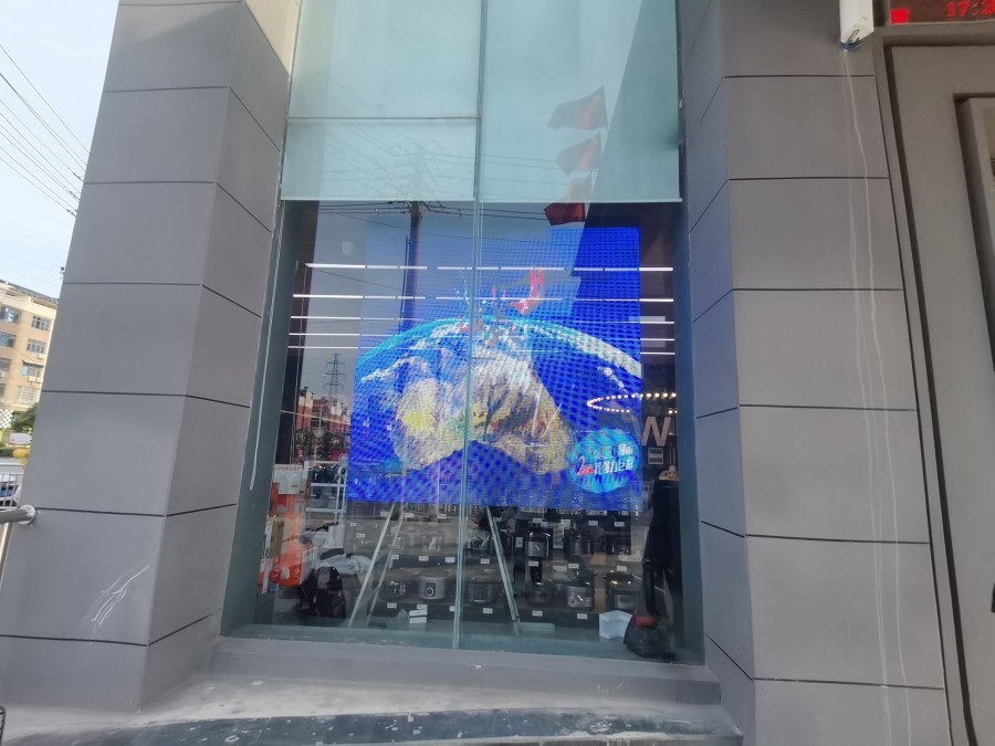 咸寧市崇陽縣某商場戶外3.9透明屏安裝完成   尺寸：2X2  像素點(diǎn)：512X256
