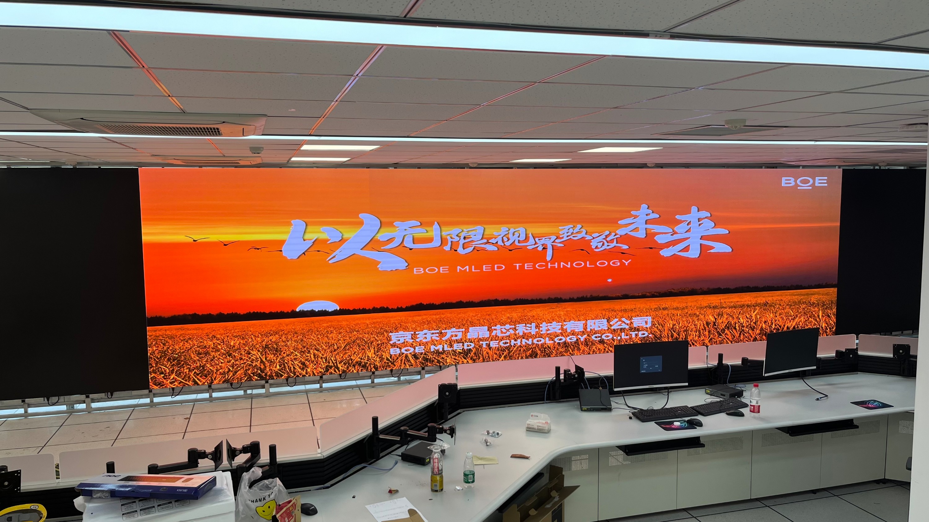 蔡甸汽車測試場COB1.2安裝調(diào)試完成   尺寸： 13.8*2.3625 ；像素點(diǎn) ：11040*1890 